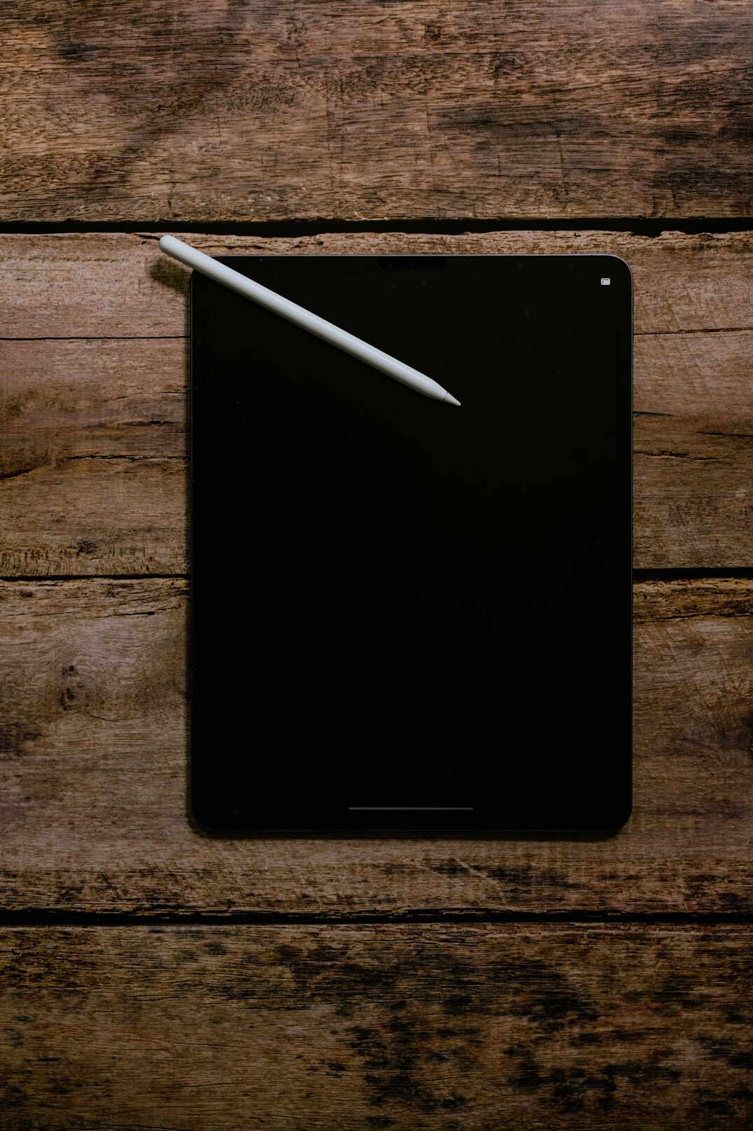 Ruka drži tablet s prikazom digitalnog obrasca za prijavu štete