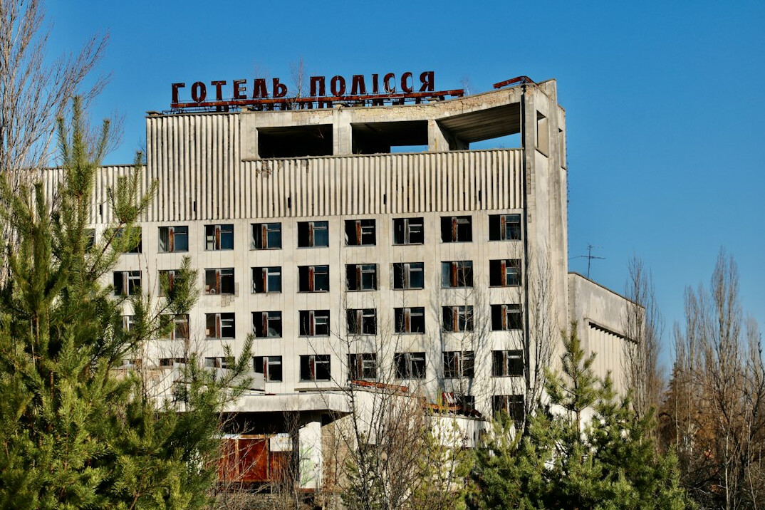 Poslužiteljska soma s plavim LED svjetlima na serverskim ormarima
