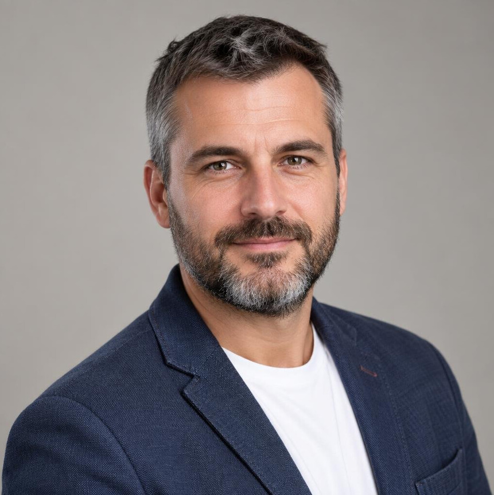 Studijski portret hrvatskog muškarca sijede kose i brade